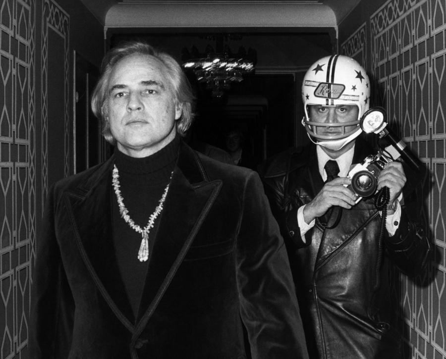 Paul Schmulbach, Marlon Brando und Ron Galella, Waldorf Astoria, New York 1974   Courtesy Ron Galella Ltd. / Photo by Paul Schmulbach © Ron Galella Ltd.  / Ron Galella